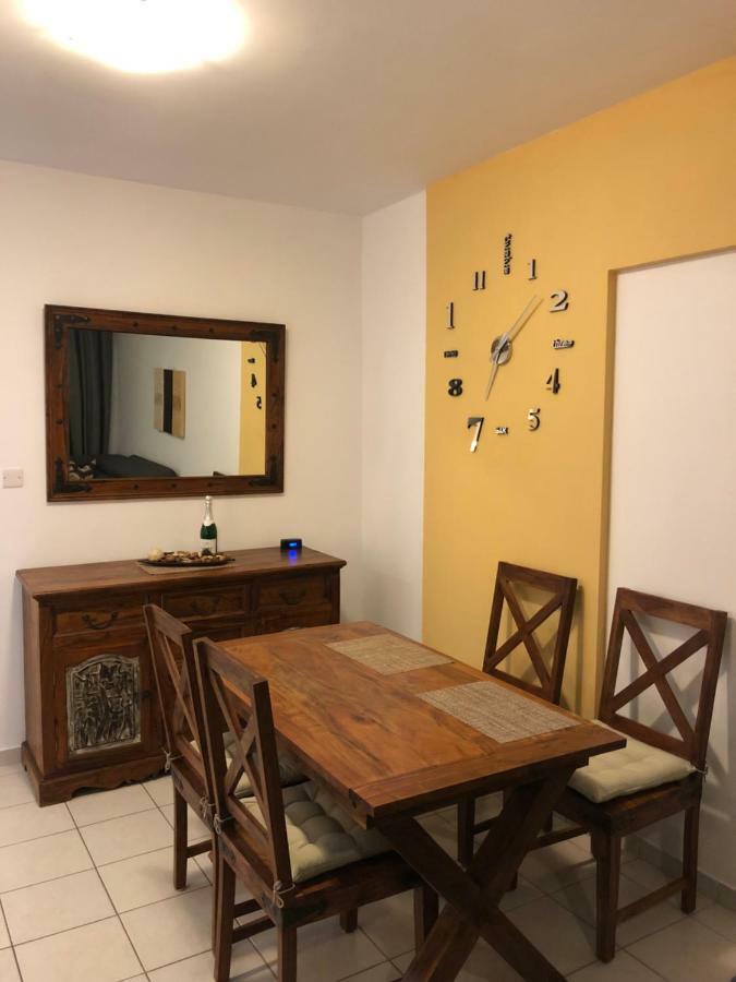 Schoenes 3 Zimmer Apartment, Meerblick, Pool, Freies Wlan Péjia Kültér fotó